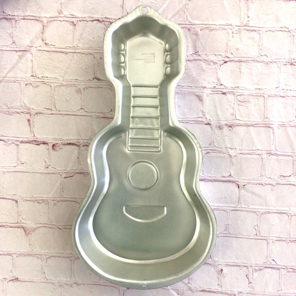 Vintage 2000 Wilton Acoustic Guitar Aluminum Cake Pan 2105-570 - Picture 2 of 3
